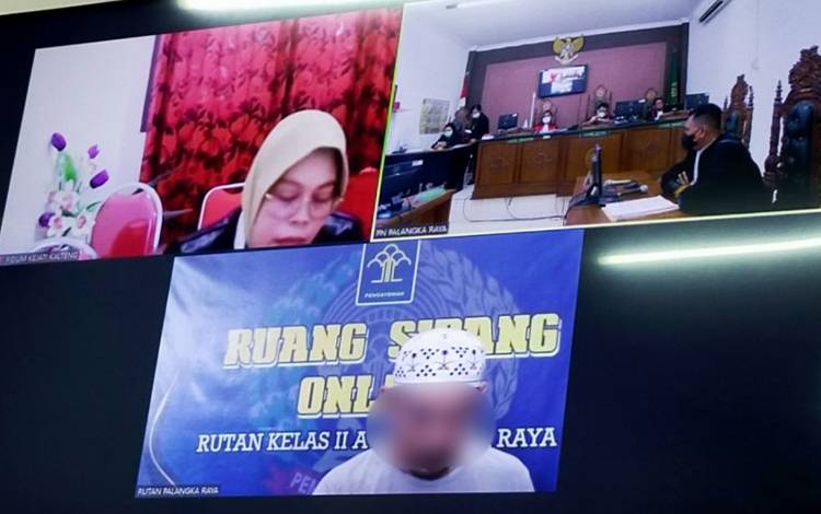 Terdakwa Abdul Razak (bawah) saat menjalani sidang putusan secara virtual di Pengadilan Negeri Palangka Raya, Selasa, 26 Juli 2022