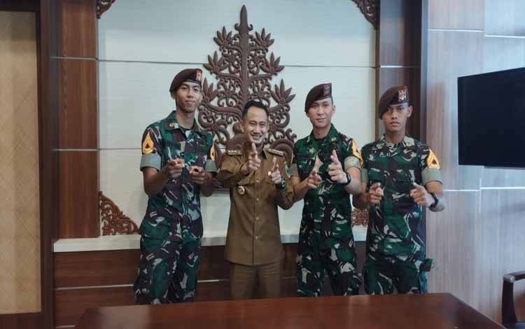 Wali Kota Palangka Raya Fairid Naparin menerima audensi tiga putra daerah yang berhasil lolos seleksi menjadi Taruna Akmil TNI AD. (Foto: ISTIMEWA)