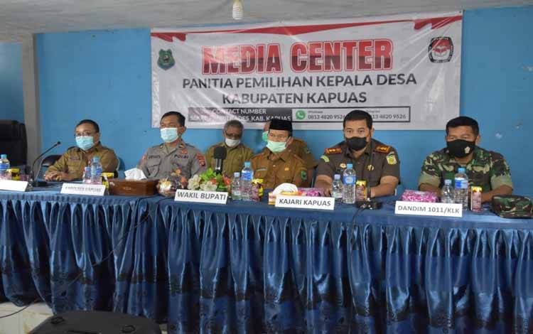 Wakil Bupati Kapuas, Nafiah Ibnor saat rapat via zoom meeting dengan Dirjen Bina Pemdes Kemendagri pada Selasa, 26 Juli 2022. (DPMD Kapuas)