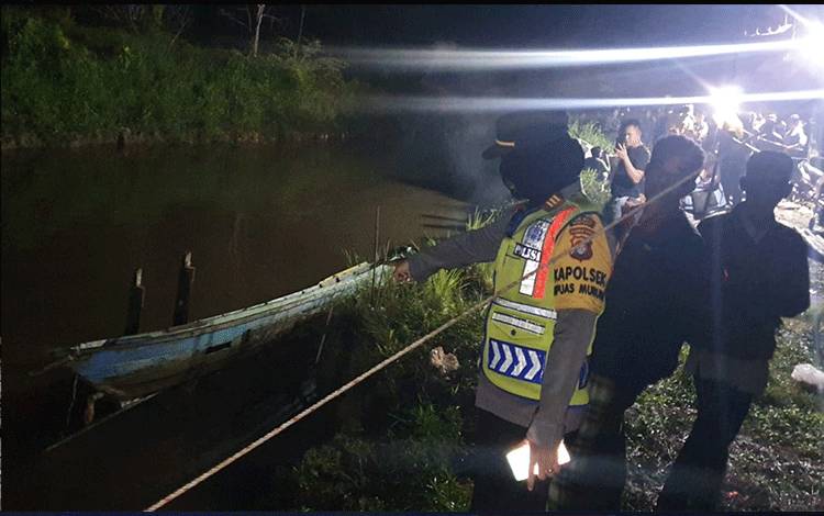 Kapolsek Kapuas Murung AKP Siti Rabiyatul Adawiyah saat ke lokasi diduga korban tenggelam di Sungai Bake, Kelurahan Palingkau Baru, tadi malam. (FOTO: POLSEK KAPUAS MURUNG)