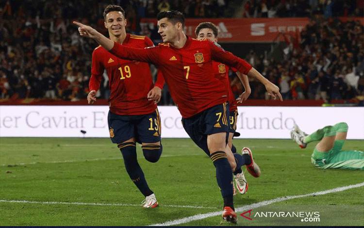 Pesepak bola tim nasional Spanyol Alvaro Morata (7) melakukan selebrasi usai membobol gawang Swedia pada babak kualifikasi Piala Dunia 2022 Grup B Zona Eropa di Stadion de La Cartuja, Seville, Spanyol, Minggu (14/11/2021). Spanyol lolos ke final Piala Dunia 2022 usai membungkam Swedia 1-0. ANTARA FOTO/REUTERS/Marcelo Del Pozo/wsj.