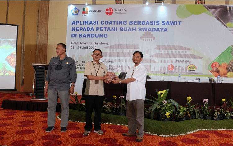 Pemberian kenang-kenangan pada kegiatan sosialisasi dan pembinaan UKMK terkait penggunaan coating buah lokal berbasis produk sawit di Bandung. (FOTO: ISTIMEWA)