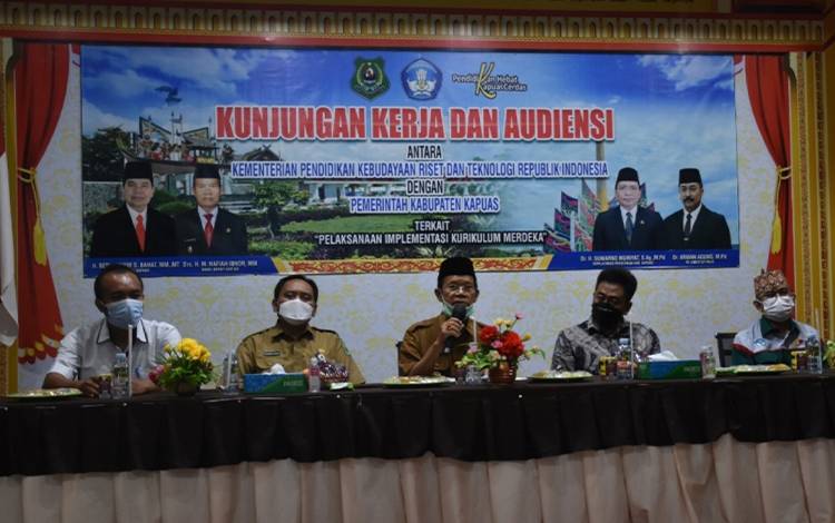 Wabup Kapuas HM Nafiah Ibnor (tengah) saat menghadiri audiensi implementasi kurikulum merdeka. (FOTO: DISDIK KAPUAS)