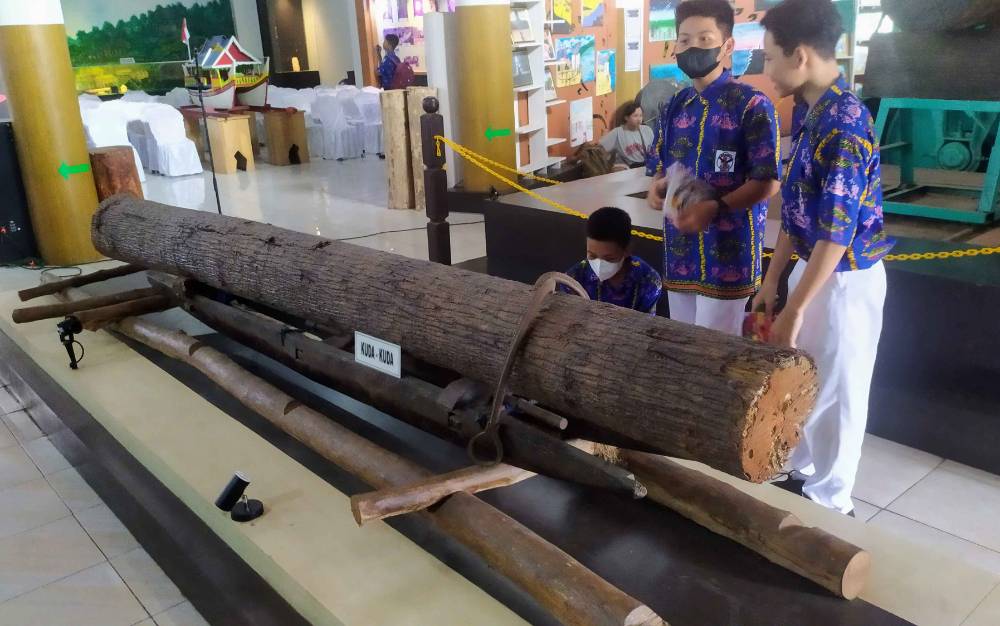Pelajar berkunjung ke Museum Kayu Sampit dalam rangka wisata edukasi museum, Rabu, 27 Juli 2022