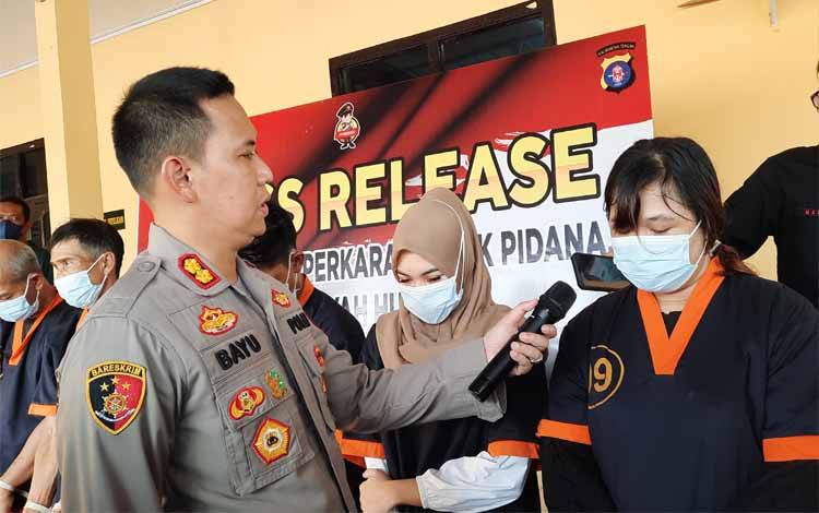 Kapolres Kobar AKBP Bayu Wicaksono saat mewawancarai pelaku penipuan arisan online. (FOTO: DANANG)
