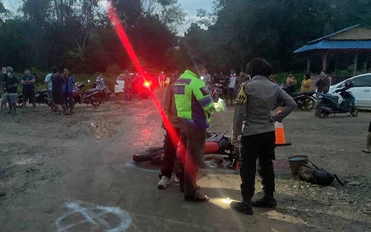 Polisi sedang melakukan olah TKP di simpang jalan hauling PT BNJM Desa Haringen, Rabu, 27 Juli 2022