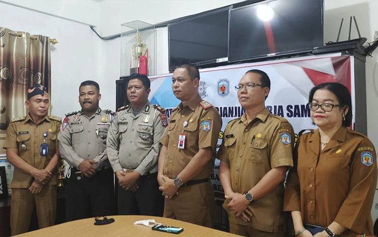 Kepala Disdikbud Mura Ferdinand Wijaya bersama Sekretaris dan Kepala Bidang usai menandatangani MoU bersama Kasat Lantas Polres Mura. (Foto: Trisno)