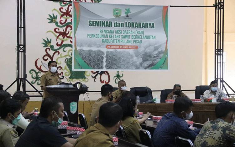 Asisten III Setda Pulpis sampaikan sambutan Bupati Pulpis dalam Seminar dan lokakarya terkait rencana aksi daerah Perkebunan kelapa sawit berkelanjutan Kabupaten Pulang Pisau.