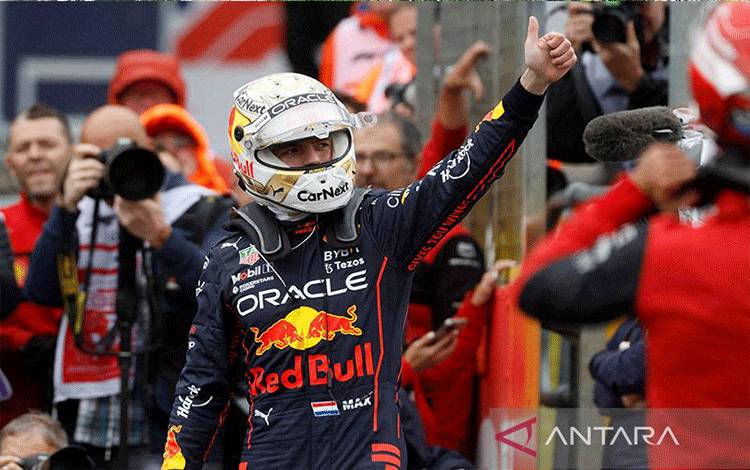 Pebalap tim Red Bull Max Verstappen melakukan selebrasi setelah mengamankan P2 di kualifikasi Grand Prix Inggris, Sirkuit Silverstone, Sabtu (2/7/2022). ANTARA/REUTERS/Peter Cziborra/am.