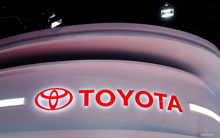 FILE PHOTO: The Toyota logo is seen at a booth during a media day for the Auto Shanghai show in Shanghai, China, April 19, 2021. REUTERS/Aly Song/File Photo (REUTERS/Aly Song)