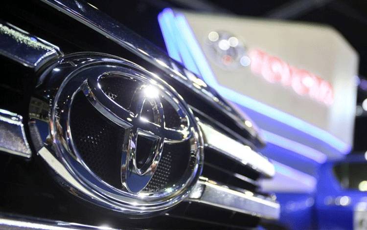 Logo Toyota dipamerkan di Bangkok International Motor Show ke-38 di Bangkok, Thailand 28 Maret 2017. (ANTARA/REUTERS/Athit Perawongmetha)