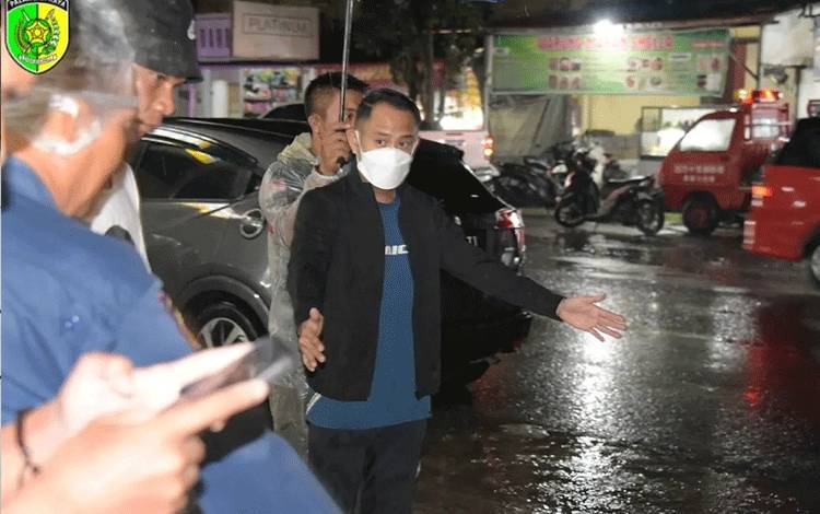 Wali Kota Palangka Raya Fairid Naparin meninjau lokasi langganan banjir di wilayah Kelurahan Panarung, Rabu malam, 27 Juli 2022. (Foto: HUMAS PEMKO)