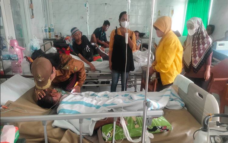  Lurah Langkai, Sri Wanti mendampingi keluarga Mbah Sonen di rumah sakit. (Foto: HENDRI)