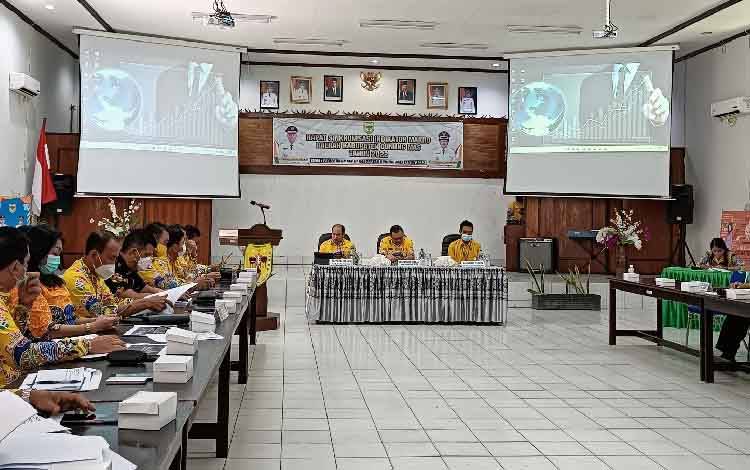 Suasana rapat sinkronisasi Indikator Makro Daerah Kabupaten Gunung Mas tahun 2022 di aula Bappedalitbang pada Kamis, 28 Juli 2022. (FOTO: RISKA YULYANA) 