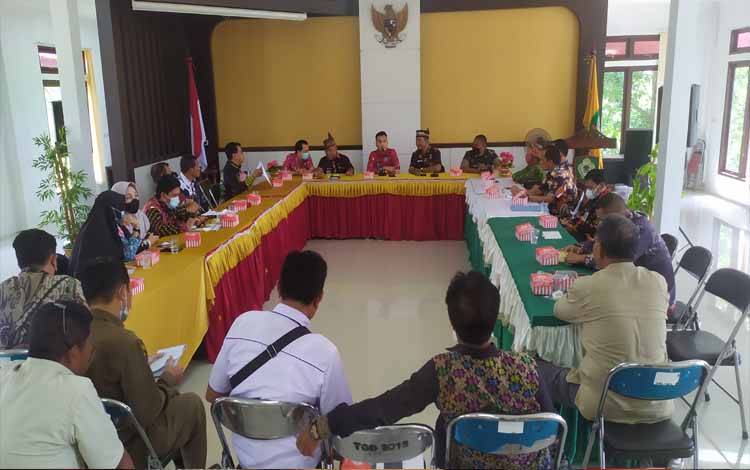 Rapat membahas hukum adat bagi pembuang sampah di aula Kecamatan Mentawa Baru Ketapang, Kamis 28 Juli 2022
