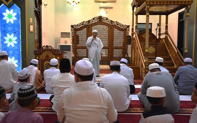 Wakil Ketua Umum MUI Kapuas KH Nurani Sarji saat menjelaskan rangkaian ibadah Salat Hajat kepada para jamaah Masjid Agung Al Mukarram Kuala Kapuas. (FOTO: MUI KAPUAS)