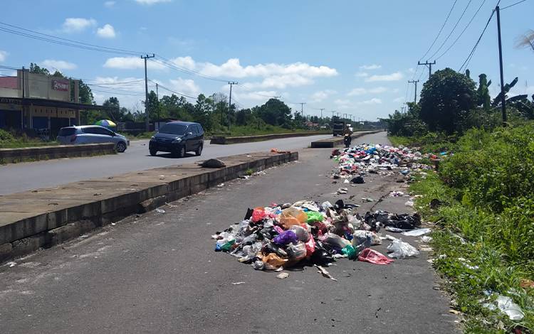 Sampah yang menumpuk di Jalan Tjilik Riwut, kilometer 5, Sampit, Jumat, 29 Juli 2022. (FOTO: USAY NOR RAHMAD)
