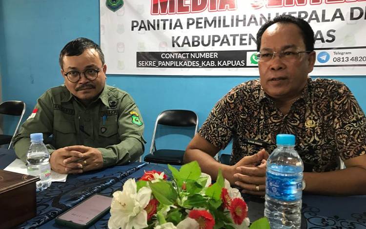 Ketua Panitia Pilkades serentak tingkat Kabupaten Kapuas, Ilham Anwar didampingi Kepala Dinas PMD Kapuas, Yanmarto. (FOTO: DODI)