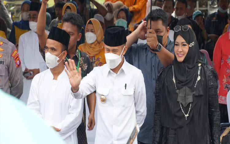 Wali Kota Palangka Raya Fairid Naparin bersama Wakilnya Umi Mastikah menyapa peserta pawai ta'aruf. (Foto: HENDRI)