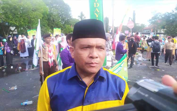 Ketua PHBI Kota Palangka Raya, HM Khemal Nasery diwawancarai seusai melepas rombongan pawai ta'aruf. (Foto: HENDRI) 