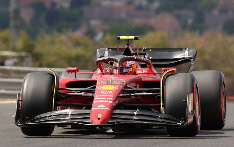 Pebalap Ferrari Carlos Sainz menjalani latihan Grand Prix Hungaria, Sirkuit Hungaroring, Budapest. (29/7/2022) REUTERS/BERNADETT SZABO)