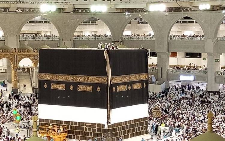 Kiswah atau kain penutup Ka'bah diganti bertepatan malam tahun baru Islam 1 Muharram 1444 H atau Jumat (29/7/2022) usai shalat Isya di Masjidil Haram, Mekkah, Arab Saudi. (ANTARA/HO.MCH2022)
