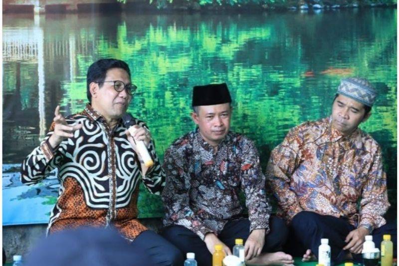 Mendes PDTT Abdul Halim Iskandar (kiri) saat mengunjungi Desa Wisata Waduk Tanjungan, Kemlagi, Mojokerto, Jawa Timur, Kamis (28/7/2022). (ANTARA/HO-Kemendes PDTT)
