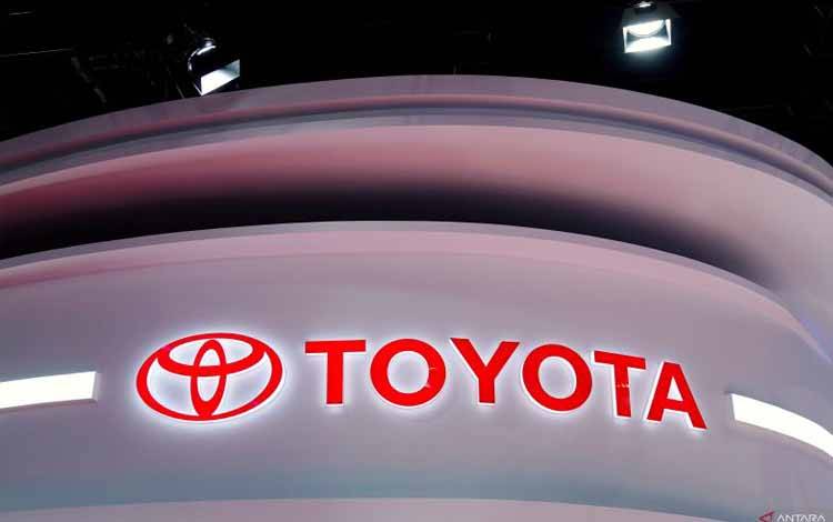 Arsp Foto - Logo Toyota terlihat di gerainya selama hari media untuk pameran Auto Shanghai di Shanghai, China, Senin (19/4/2021). ANTARA/REUTERS/Aly Song/am. 