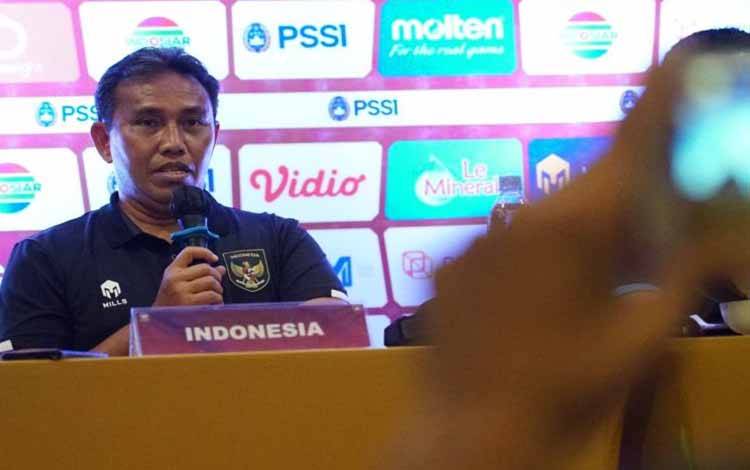 Pelatih tim nasional U-16 Indonesia Bima Sakti memberikan keterangan mengenai persiapan skuadnya di Piala AFF U-16 2022 dalam konferensi pers di Sleman, Yogyakarta, Sabtu (30/7/2022). (ANTARA/HO/PSSI)