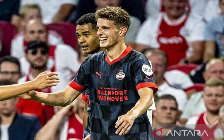 Gelandang serang PSV Eindhoven Guus Til merayakan gol ketiganya ke gawang Ajax dalam pertandingan Johan Cruijff Schaal 2022 di Stadion Johan Cruijff Arena, Amsterdam, Belanda, Sabtu (30/7/2022) waktu setempat. (ANTARA/REUTERS/SIPA USA/PRO SHOTS)