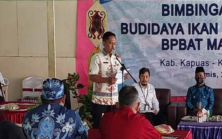 Sekretaris Dinas Perikanan Kabupaten Kapuas, John Pita Kadang menyampaikan sambutan dalam kegiatan. Ia mengatakan Kapuas memiliki potensi di bidang perikanan. (FOTO: DODI)