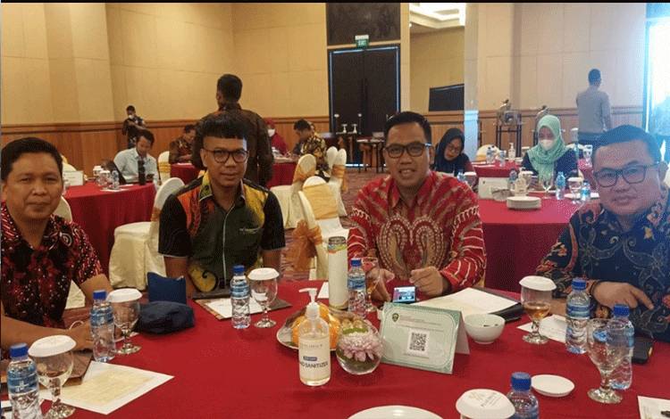 Plt. Kadisbun Provinsi Kalteng, Rizky R Badjuri (dua kanan) saat mengikuti rapat koordinasi provinsi penghasil SDA kelapa sawit se-Indonesia di Balikpapan Kalimantan Timur (FOTO: MMC KALTENG)