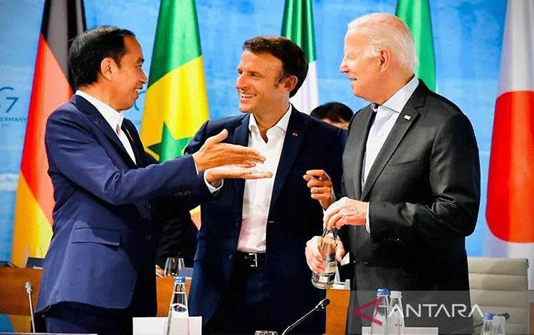 Presiden RI Joko Widodo berbincang dengan Presiden Prancis Emmanuel Macron dan Presiden Amerika Serikat Joe Biden saat menghadiri forum KTT G7 di Elmau, Jerman, Senin (27/6/2022). ANTARA/HO-Biro Pers Sekretariat Kepresidenan/Laily Rachev/aa