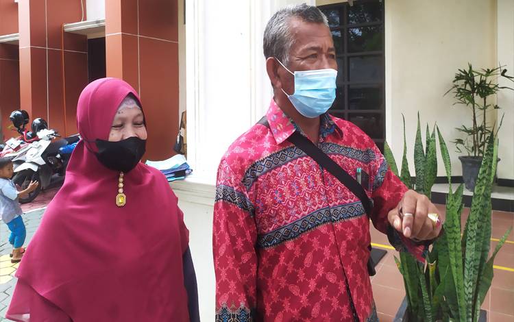 Marto dan Safnah Pasutri peserta sidang isbat Kecamatan Pahandut saat ikut verifikasi di PA Palangka Raya. (Foto: HENDRI)