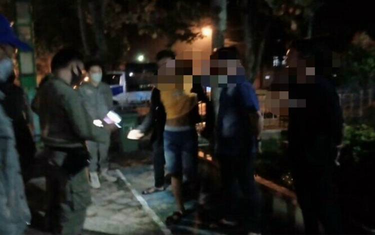 Personel Satpol PP dan Damkar Kapuas saat menjaring empat pemuda diduga mabuk-mabukan di Taman wilayah Kota Kuala Kapuas. (FOTO: SATPOL PP DAN DAMKAR KAPUAS)
