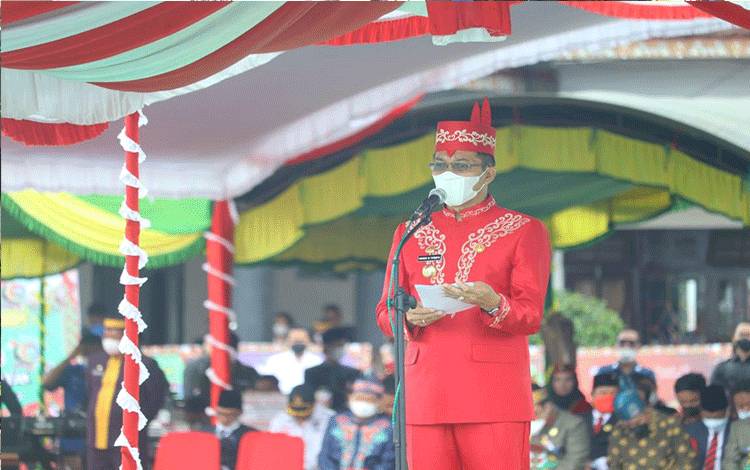Bupati Mura Perdie M. Yoseph menjadi Inspektur upacara dalam rangka Hari Jadi Kabupaten Mura ke 20, Senin, 1 Agustus 2022. (foto trisno)