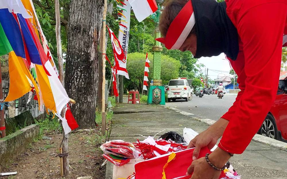 Salah satu pedagang bendera di Jalan Tambun Bungai Kuala Kapuas. Terkait itu, Bupati mengimbau masyarakat memasang bendera merah putih. (FOTO: DODI)
