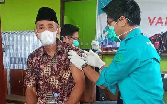 Pemberian vaksinasi pada warga di Kabupaten Kobar beberapa waktu lalu. Saat ini, Kabupaten Kobar sudah bersiap melaksanakan vaksinasi booster tahap 2. (FOTO: WAHYU KRIDA)