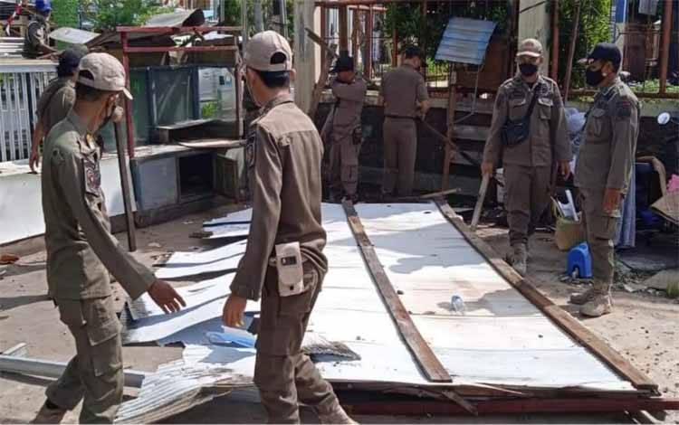 Personel Satpol PP dan Damkar Kapuas membongkar bangunan warung tak berizin, di Jalan Tambun Bungai, Senin, 1 Agustus 2022. (FOTO: SATPOL PP KAPUAS)