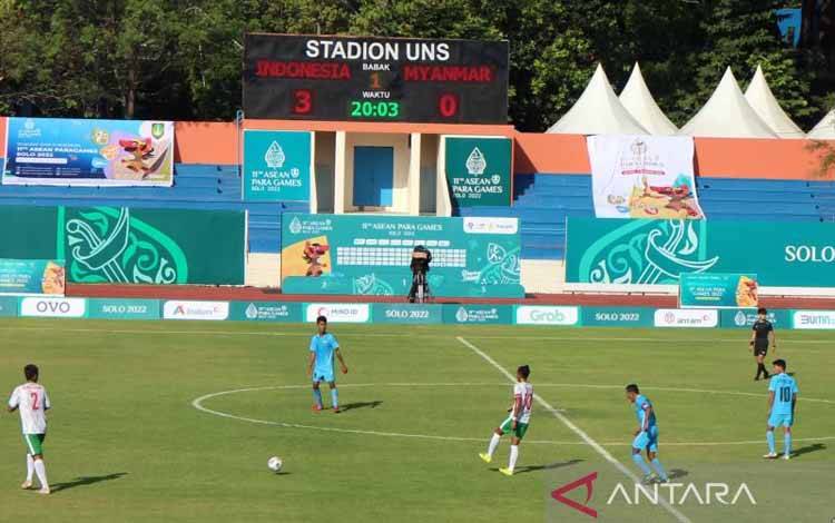 Pemain nomor punggung 10 Indonesia Yahya Hernanda (kostum putih hijau) saat mengopan bola ke nomor punggung 2 Yusup Suhendar dalam pertnaidngan sepak Bola CP melawan Myanmar di Stadion UNS Surakarta, Senin petang (1/8/2022) . ANTARA/Bambang Dwi Marwoto.