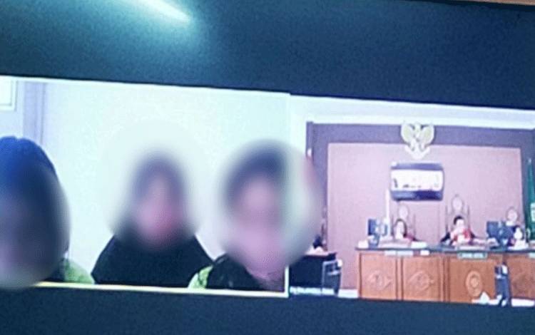 Ketiga Terdakwa saat menjalani sidang virtual di Pengadilan Negeri Palangka Raya.