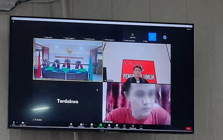 Terdakwa K (baju merah kanan bawah) saat jalani persidangan secara online di Pengadilan Negeri Pangkalan Bun, Selasa, 2 Agustus 2022. (FOTO: DANANG)