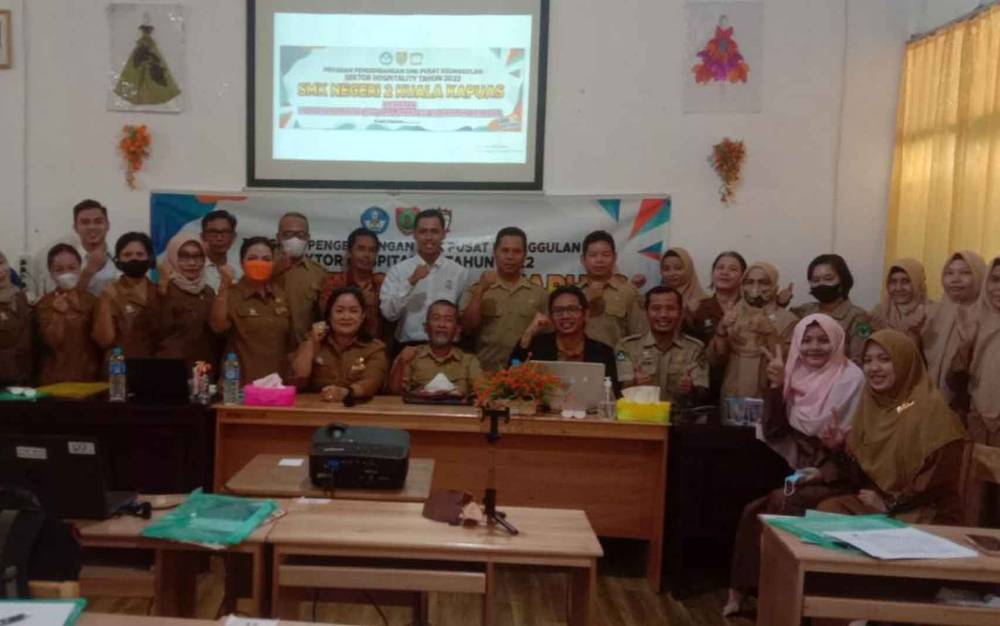 Jajaran dewan guru SMKN 2 Kuala Kapuas bersama narasumber di sela IHT mengimplementasi kurikulum merdeka pada Selasa, 2 Agustus 2022. (FOTO: SMKN 2 KAPUAS)