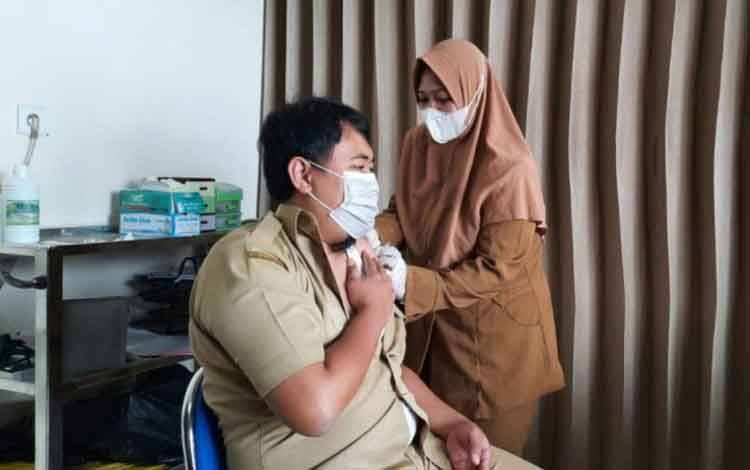 Salah satu tenaga medis RSUD Kota Palangka Raya saat di vaksin booster tahap II. (FOTO: IST/DOKUMEN RSUD KOTA PALANGKA RAYA)