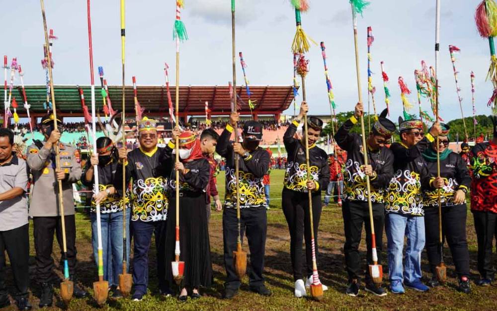 Sekda Provinsi Kalteng H. Nuryakin saat turut serta meramaikan Pagelaran Kongkurung di kabupaten Murung Raya. (FOTO: MMC KALTENG/ARIF)