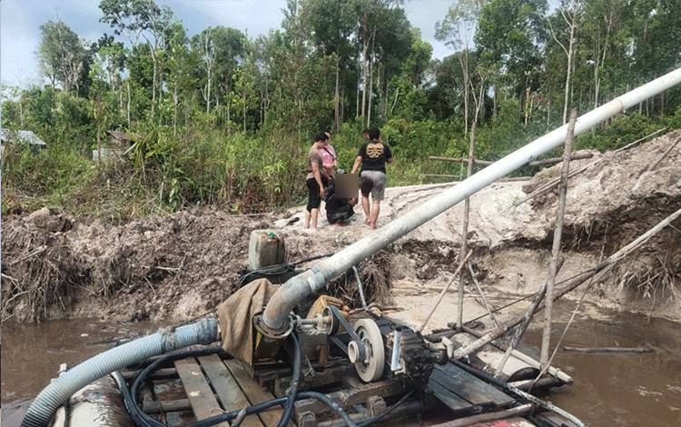Personel Polres Kapuas saat mengamankan terduga pelaku penambang emas ilegal di wilayah Desa Danau Pantau, Kecamatan Timpah. (FOTO: POLRES KAPUAS)