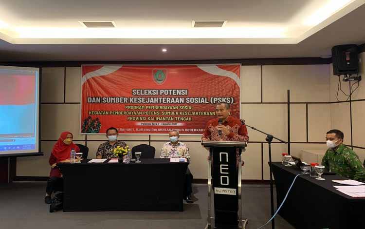 Plt. Sekretaris Dinsos Provinsi Kalteng Suryanto membuka secara resmi kegiatan seleksi potensi dan sumber kesejahteraan sosial teladan/berprestasi tingkat Provinsi Kalimantan Tengah 2022