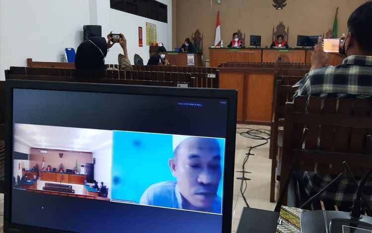 H Asang Triasha saat menjalani sidang tuntutan secara virtual di Pengadilan Tipikor Palangka Raya, Rabu, 3 Agustus 2022