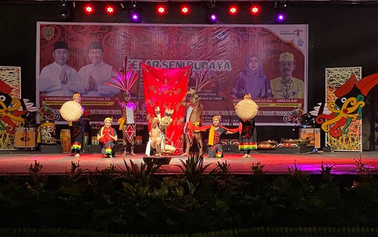 Pertunjukan pada gelar seni budaya di Gedung Pertunjukan Terbuka, UPT Taman Budaya Provinsi Kalimantan Tengah (FOTO : MMC KALTENG) 