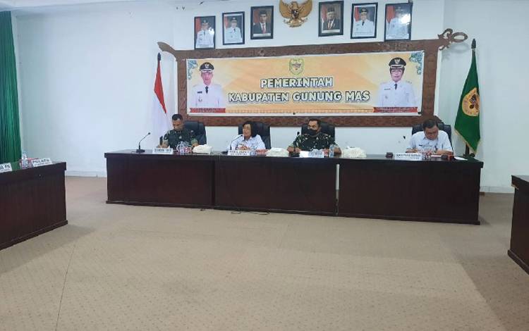 Pertemuan Pemkab Gumas dengan tim Mabes TNI AD untuk meninjau dan mengevaluasi kesiapan sarana dan prasarana dalam pembentukan kodim yang dilaksanakan pada Rabu, 3 Agustus 2022. (FOTO: RISKA YULYANA)